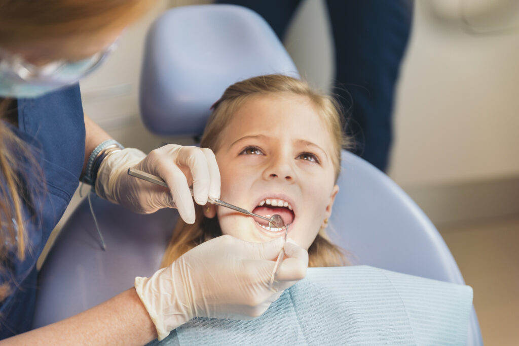 ילדה פעם ראשונה אצל רופא שיניים